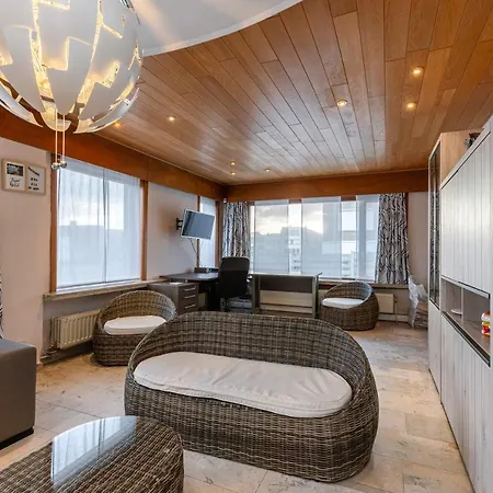 Spacious Villa Near The Beach